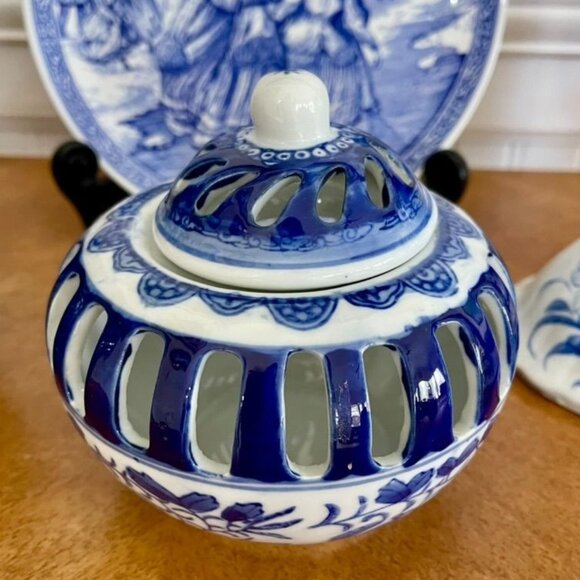 Vintage Blue White Porcelain Pierced Jar with Lid Chinoiserie Floral Motif - Picture 6 of 6